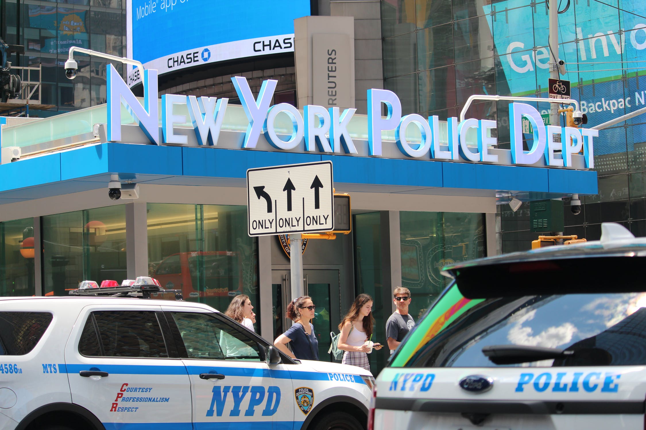 New York City görevlisinin öldüğünü ve bir başkasının hayati tehlike arz eden yaralar aldı